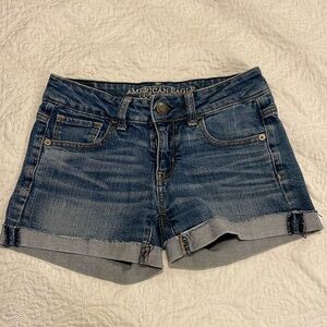 Low-rises Cuffed Denim Shorts